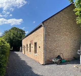 <p>Achterin gelegen en volledig omgeven door groen bevindt zich deze uitzonderlijk ruime woning met een unieke indeling en een loftgevoel. Dankzij het open karakter, de mezzanine en de indrukwekkende leefruimte geniet deze woning van een echte loftbeleving waar licht, ruimte en gezelligheid centraal staan.</p>
<p>Bij het binnenkomen word je verwelkomd in een zeer ruime inkomhal met gastentoilet. Op het gelijkvloers bevindt zich daarnaast een aparte bureau die perfect kan dienen als thuiswerkplek of extra slaapkamer. Verder is er een praktische berging/wasplaats met cv-ruimte.</p>
<p>Het hart van de woning is zonder twijfel de indrukwekkende open leefruimte. Hier vloeien living, eetplaats en open keuken naadloos in elkaar over tot één grote, lichtrijke ruimte met mezzanine en een prachtig loftgevoel. De open structuur zorgt voor een bijzonder ruimtelijk en warm karakter. De keuken is van Ixina en volledig ingericht met ontbijt- of aperitiefhoek</p>
<p>Op de verdieping bevindt zich een mezzanine -open tot onder dak - met bureau, een ruime master bedroom in open concept met een dressing en een terras. Daarnaast is er een grote badkamer met ligbad en inloopdouche twee slaapkamers en een gezellige slaapzolder.</p>
<p>Ook buiten is het aangenaam vertoeven. De mooie tuin biedt veel privacy en is omgeven door struiken, planten, een prachtige boom en tuinhuisje.</p>
<p>Een woning voor wie op zoek is naar veel ruimte en licht! De woning werd volledig gerenoveerd sinds 2008. <br />CV aardgas met op het gelijkvloers heeft vloerverwarming. Het dak is vernieuwd en heeft 28 x zonnepanelen. <br />Enkele afwerkings- en schilderwerken dienen nog uitgevoerd te worden, waardoor u de laatste accenten volledig naar eigen smaak en voorkeur kunt invullen.<br /><br />Deze woning is bereikbaar via een toegangsweg met recht van doorgang, een achterin gelegen woning met privacy, ze bevindt zich in de nabijheid van de spoorweg, openbaar vervoer, verbinding autostrade, winkels en het centrum.</p>
<p><em>Interesse? Contacteer ons voor een bezoek 016 23 47 23 of admin@immodrome.be</em></p>