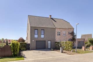 Recente woning, gelegen in een rustige straat met enkel plaatselijk verkeer, op wandelafstand van het dorpsplein. De leefruimte en open keuken genieten door de grote ramen van veel lichtinval en zicht op de tuin. Deze woning is instapklaar en onmiddellijk beschikbaar.Deze woning omvat;op de gelijkvloerse verdieping;- inkom met ingebouwde vestiairekasten en trap naar verdieping- gastentoilet- inpandige garage, met automatisch bediende poort- ruime leefruimte met grote ramen in zij- en achtergevel- open, volledig ingerichte keuken- koele berging, aansluitend aan de keukenop de 1ste verdieping;- nachtgang- 2 slaapkamers- ingerichte badkamer met ligbad, douche en dubbel lavabomeubel- apart toiletop de dakverdieping;- nachtgang- 2 slaapkamersDeze woning is instapklaar en onmiddellijk beschikbaar, na betaling.Bestuursmaatregelen in het maatregelenregister: nee