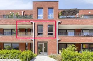 Dit moderne en energiezuinige appartement is uitstekend gelegen te Boom en biedt alles wat u nodig heeft om zorgeloos en kwalitatief te wonen.Het recreatiedomein "De Schorre", de gezellige Kaai en het centrum liggen allemaal op wandelafstand. Dankzij de centrale ligging bent u bovendien via de belangrijke invalswegen A12 en E19 in een mum van tijd in Antwerpen, Brussel, Mechelen of Lier. Ook het openbaar vervoer en het treinstation liggen vlakbij.Het pand is een officieel BEN-appartement (Bijna-Energieneutraal) met een uitstekend E-peil en beschikt bovendien over een eigen zonnepaneel. De indeling van dit gezellige appartement is als volgt:- Inkomhal- Woonkamer: een lichte en aangename leefruimte met een open en volledig ingerichte keuken, voorzien van alle hedendaagse comfort - Een overdekt Zuid-terras van 5m²- Eén slaapkamer - Badkamer: een moderne badkamer uitgerust met een comfortabele inloopdouche, toilet en wastafelOndergrondse autostaanplaats voorzien van de nodige infrastructuur voor eventueel een elektrisch laadstation.Kelderberging en een gemeenschappelijke fietsenbergingDit appartement is geschikt voor jonge koppels of alleenstaanden die bewust compacter willen wonen, maar het is door de sterke huurmarkt in Boom tevens een uitstekende opportuniteit voor investeerders die rendabel vastgoed willen kopen.Bent u benieuwd naar deze unieke kans in Boom? Neem dan snel contact met ons op voor meer informatie of om een bezoek in te plannen.Bestuursmaatregelen in het maatregelenregister: nee