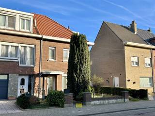 Bent u op zoek naar een renovatieproject met veel potentieel dan is deze halfopen bebouwing zeker een bezoek waard, met een woonoppervlakte van...