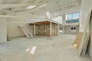 Het appartement bevindt zich op de bovenste verdieping van een loftencomplex op het hippe Eilandje. Een mooie, open ruimte met veel raampartijen en...