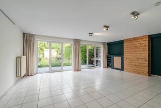 <p><strong>Op zoek naar een rustig gelegen appartement met tuin én een vlotte bereikbaarheid?</strong></p>
<p>Dankzij de rustige ligging geniet dit appartement door de <span>privatieve tuin met terras</span> van veel privacy en een aangename, groene omgeving. Bovendien beschikt de woning over een conforme elektrische keuring, een gunstig EPC-label C en zijn er geen syndickosten. Het appartement is gelegen op wandelafstand van het station van Liedekerke en op slechts 5 minuten rijden van de E40 richting Brussel en Gent.</p>
<p> </p>
<p>Via de inkomhal bereik je de keuken met aansluitend de lichtrijke leefruimte met zicht op de tuin. Verder beschikt het appartement over één volwaardige slaapkamer, apart toilet en een badkamer.</p>
<p>Kortom, een ideale starterswoning of een interessante investering dankzij de combinatie van rust, comfort en bereikbaarheid.</p>
<p><strong>Interesse? Contacteer ons vandaag nog voor een bezoek!</strong></p>