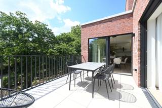 Dit lichtrijke appartement maakt deel uit van de succesvolle ontwikkeling 'De Lijsters' en is gelegen in de groene rand van het centrum van Merelbeke. Het appartement geniet van een uiterst praktische indeling met een bewoonbare oppervlakte van maar liefst 161 m<sup>2</sup> en twee ruime zonneterrassen.<br /><br />De indeling is als volgt: via de inkomhal met gastentoilet komt u in de lichtrijke leef- en eetruimte met open keuken. De grote raampartijen zorgen voor een overvloed aan licht en geven rechtstreeks toegang tot het eerste terras van 15 m². In de hal vind je een gastentoilet en een berging met de technische installaties. Op de bovenverdieping bevinden zich drie slaapkamers en een tweede terras van 11m². De master bedroom beschikt over een eigen en-suite badkamer, terwijl de twee overige slaapkamers een tweede badkamer delen met ligbad en dubbele wastafel. Daarnaast is er een afzonderlijk toilet op deze verdieping.<br /><br />Dit appartement combineert een slimme indeling met royale leefruimtes, veel lichtinval en een kwalitatieve afwerking. De ideale, energiezuinige thuis voor gezinnen en koppels die op zoek zijn naar ruimte en wooncomfort. Bovendien geniet u van een verlaagd btw-tarief van 6% op de volledige constructiewaarde.<br /><br /><strong>Benieuwd naar dit rustig gelegen appartement vlakbij het centrum van Merelbeke? Maak vrijblijvend een persoonlijke afspraak via jef@landbergh.be of 09 225 25 24.</strong>