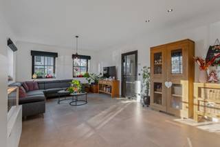 In een rustig, autovrij woonerf op wandelafstand van het centrum van Schilde en het Picardiëbos, bevindt zich deze zeer recente en energiezuinige woning. Hier geniet u van hedendaags wooncomfort, een hoogwaardige afwerking en een praktische indeling die perfect aansluit bij het moderne gezinsleven.<br /><br />Gelijkvloers: De inkomhal met vestiaire en gastentoilet leidt u naar de leefruimte via een stijlvolle deur. Het gezellig salon en eetkamer vormen samen met de ruime leefkeuken een warm en uitnodigend geheel. De keuken is uitgerust met een centraal werkeiland, een composieten werkblad en ze beschikt over alle moderne toestellen. Dankzij het grote schuifraam geniet u van een prachtig zicht op de tuin en directe toegang tot het terras. Grenzend aan de keuken bevindt zich een praktische berging/wasplaats, voorzien van een aparte buitendeur naar de achter en zij-tuin.<br /><br />Eerste verdieping: Overloop welke toegang geeft tot drie ruime slaapkamers en een praktisch ingedeelde moderne badkamer met een dubbel lavabomeubel, inloopdouche, ligbad en een toilet.<br /><br />Tweede verdieping: Via een vaste trap bereikt u een ruime vierde slaapkamer. Deze verdieping biedt bovendien de optie om een tweede badkamer te installeren, wat het wooncomfort verder kan verhogen.<br /><br />Buitenruimte: Beschikt over een zonnige, volledig omheinde tuin en een privatieve autostaanplaats, reeds voorzien voor de installatie van een elektrische laadpaal, maakt het geheel compleet.<br /><br />Bijzonderheden:<br />+Zeer recente en energiezuinige woning<br />+ Hedendaagse inrichting met kwaliteitsvolle materialen<br />+ Verwarming op aardgas, vloerverwarming op het gelijkvloers<br />+ Regenwaterput van 5000 liter, recuperatie voor de wasmachine<br />+ Ventilatiesysteem C+<br />+ 6 Zonnepanelen<br />+ EPC: 51 kWh/m² – E-peil 29<br /><br />Gemeenschappelijke kosten: €83/maand (verzekering, onderhoud woonerf, verlichting, syndicus, …)<br /> 