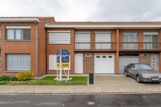 - Rustige ligging vlakbij het centrum van Dadizele: Dennenlaan 42<br />- Lichtrijke leefruimte<br />- Keuken met zicht op de tuin<br />- 4 slaapkamers <br />- Zolder<br />- Badkamer met wastafel en douche<br />- Inpandige garage<br />- Handige berging<br />- Zuidgerichte tuin met tuinhuis en overdekt terras<br />- EPC: label D, geen renovatieplicht (UC: 3959203)<br />- Richtprijs: € 199.000