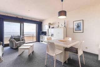 Koksijde : Dit appartement, gelegen op de 4de verdieping op de zeedijk biedt een unieke combinatie van ligging en uitzicht. Vanuit de woonkamer en het terras geniet u van een vrij zicht over de duinen en de zee, terwijl u zich midden in de toeristische zone bevindt, vlakbij het centrum en het openbaar vervoer. De Zeedijk maakt dit een ideale plek voor wie houdt van het strand en de kustsfeer, met alle voorzieningen op wandelafstand.<br /><br />Belangrijkste ruimtes:<br />• Woonkamer met veel lichtinval en toegang tot het terras<br />• Keuken met functionele indeling<br />• Twee slaapkamers<br />• Inkomhal<br />• Berging voor extra opslagruimte<br />• Kelder<br />• Toilet<br />• Terras met uitzicht op duinen en zee<br /><br />Troeven:<br />• Gelegen op de Zeedijk<br />• Prachtig zicht op de duinen<br />• 4de verdiep met vrij uitzicht<br /><br />Neem vandaag nog contact op met je ERA-makelaar voor een bezoek.<br />058 51 23 23 of op christian@eraservimo.be<br /><br />JOUW DROOMAPPARTEMENT. ZO GEVONDEN!
