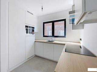 Instap klaar appartement met twee slaapkamers en garagebox en tuin in Brasschaat.Dit recent vernieuwde appartement, in een kleinschalig gebouw...