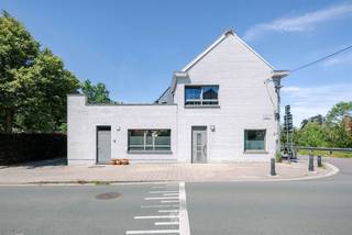 <p><span>MARIAKERKE - Gezellige starterwoning in rustige en residentiële omgeving</span></p><p><span> </span></p><p><span>Ontdek deze instapklare hoekwoning met drie slaapkamers aan de Trekweg te Mariakerke, met een zicht op de Brugse Vaart.</span></p><p><span>De rustige ligging, doordachte indeling en aangename buitenruimte maken deze woning ideaal voor starters en gezinnen.</span></p><p><span>Doorheen de jaren werd de woning zorgvuldig onderhouden en beschikt ze over een recente keuken en sanitaire voorzieningen.</span></p><p><span> </span></p><p><span> </span></p><p><span>De belangrijkste troeven in een notendop: </span></p><ul><li><span>Rustige en groene omgeving</span></li><li><span>Vlot verbonden met invalswegen</span></li><li><span>Drie volwaardige slaapkamers</span></li><li><span>Recent opgefriste keuken en sanitair</span></li><li><span>Aparte (bureau)ruimte in de woonkamer</span></li><li><span>Volwaardig terras op de eerste verdieping</span></li><li><span>Kelder en berging aanwezig </span></li><li><span>Asbestveilig</span></li></ul><p><span> </span></p><p><span> </span></p><p><span>Indeling:</span><span> Inkomhal met vestiaire en berging, apart toilet, leefruimte met open keuken, bureauhoek, eetkamer en zithoek met zich op het water, badkamer met ligbad, lavabomeubel en inloopdouche, nachthal, toegang tot zuidgericht terras, twee volwaardige slaapkamers, inloopdressing of bureau, ingerichte zolderkamer.</span></p><p><span> </span></p><p><span>Belangrijk: </span></p><p><span>Richtprijs: 349.000 EUR</span></p><p><span>EPC: 382 kWh/m² jaar (UC: 20260615-0003892602-RES-1)</span></p><p><span>Geen renovatieverplichting</span></p><p><span> </span></p><p><span>Interesse? Contacteer Axel Lenaerts makelaars voor meer info of een bezoek via <span>Laurens@axellenaerts.be</span></span><span> of 09 245 24 24</span></p>