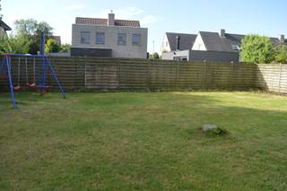 Rustig en mooi gelegen ruime villa in doodlopende straat met zuigerichte tuin.Indeling:Inkomhall, afzonderlijk toilet, bureau, ruime woonkamer,...