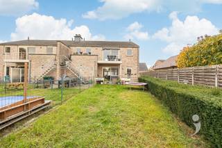 <p><span>Découvrez cet appartement au rez-de-chaussée, prêt à l'emploi, dans un quartier très calme près de Louvain. Vous entrez par un hall d'entrée agréable avec un placard intégré. La salle de séjour lumineuse offre à la fois un coin salon confortable et un coin repas et communique avec la cuisine pratique, équipée de plaques de cuisson, d'un lave-vaisselle, d'un évier, d'un réfrigérateur et de nombreux placards.</span></p><p><span>Une pièce de rangement séparée, pouvant accueillir un lave-linge et un sèche-linge, est située à côté, idéale pour un rangement supplémentaire. L'appartement dispose de deux chambres de taille normale et d'une salle de bains avec baignoire/douche, toilettes et lavabo.</span></p><p><span>À l'extérieur, vous pourrez profiter d'une terrasse couverte et d'un jardin privé. Il y a également un garage privé. L'appartement est actuellement loué.</span></p><p><span>Vous cherchez un appartement prêt à être emménagé ou un bien d'investissement ? Contactez-nous au 016 15 31 15 ou à info@immolivit.be.</span></p>