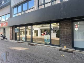 Vul eerst de KANDIDATUURFICHE volledig in door te klikken op volgende link https://ppvastgoed.be/nl/kandidatuurfiche ! Dan pas kan een bezoek ingepland worden. Gunstig gelegen, instapklaar handelspand met een bruikbare vloeroppervlakte van 115m². De locatie geniet van veel passage en kan voor diverse doeleinden gebruikt worden (winkel, kantoor, vrij beroep,…). Het pand is voorzien van een winkelruimte met apart toilet en technische ruimte. Voldoende parkeergelegenheid in de omgeving. Onmiddellijk beschikbaar. De huurprijs: €1100/maand.