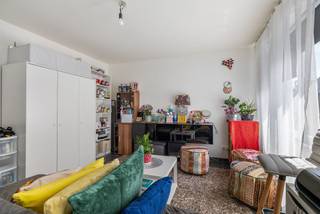 In het bruisende Hasselt bieden wij een uitzonderlijke kans aan gelegen op 2 toplocaties, gelegen in de Aldestraat 43 en de Ridder Portmansstraat 14, in het levendige stadscentrum en omringd door alle nodige voorzieningen. Deze eigendommen, enkel aan te kopen via een overdracht van aandelen, combineren comfort, duurzaamheid én rendement — ideaal voor zowel particuliere als professionele investeerders.<br />Het eerste gebouw is gelegen aan de Aldestraat 43 te Hasselt en bestaat uit 3 appartementen en één handelspand; allen stabiel verhuurd.<br />Met een energielabel B is dit pand niet alleen aantrekkelijk qua ligging, maar ook toekomstbestendig en milieuvriendelijk. <br />Momenteel wordt het volledige eigendom verhuurd voor een totale maandelijkse huurprijs van €5.035. De huurinkomsten bieden een directe return on investment, terwijl de centrale ligging en het potentieel voor herontwikkeling op lange termijn extra meerwaarde kunnen genereren.<br />Handelspand: 65m2 + kelderverdieping EPC label B<br />Appartement 1: 61m2 + terras EPC label B<br />Appartement 2: 61m2 + terras EPC label B<br />Appartement 3: 58m2 + terras EPC label B<br /><br />Het tweede gebouw is gelegen aan de Ridder Portmansstraat 14 te Hasselt en bestaat uit een handelsruimte met bovenliggend duplexappartement. Beide zijn verhuurd aan 990 euro/mnd aan stabiele huurders.<br />Het volledig gebouw werd recent grondig gerenoveerd.<br />Handelspand: 68 m2 <br />Appartement 139m2 + terras label C<br /><br />Buitengewone kenmerken:<br />- 2 toplocaties in hartje Hasselt<br />- Totale maandelijkse huuropbrengst: €7015<br />- Stabiel verhuurd<br />- Verkoop van aandelen