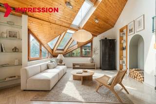 <p><strong>Te koop in Meise: open bebouwing met 3 slaapkamers</strong></p><p><br /></p><p>Deze open bebouwing ligt in een rustige en groene omgeving in Meise en valt meteen op door haar bijzondere architectuur en indrukwekkende leefruimte met hoge plafonds en grote raampartijen. Dankzij de slaapkamer en badkamer op het gelijkvloers is gelijkvloers wonen mogelijk. De woning beschikt over 3 slaapkamers, 2 badkamers, een inpandige garage, kelder en verschillende bergruimtes. De groene tuin met veel privacy vormt een mooie aanvulling op het geheel. Wolvertem, Merchtem, Londerzeel en Kapelle-op-den-Bos zijn vlot bereikbaar.</p><p><br /></p><p><strong>Belangrijkste ruimtes:</strong></p><p>• Lichtrijke woonkamer met haard en hoge plafonds</p><p>• Keuken met aansluitende bijkeuken</p><p>• 3 slaapkamers (31 m², 15 m² en 12 m²)</p><p>• 2 badkamers (waarvan 1 op het gelijkvloers, mogelijkheid tot 3de badkamer)</p><p>• Inpandige garage</p><p>• Kelder</p><p>• Meerdere bergruimtes</p><p><br /></p><p><strong>Troeven:</strong></p><p>• Bijzondere leefruimte met hoge plafonds en grote raampartijen</p><p>• Gelijkvloers wonen mogelijk dankzij slaapkamer en badkamer</p><p>• Groene tuin met veel privacy en inpandige garage</p><p><br /></p><p><strong>Wens je een bezoek? Contacteer ERA LEUS &amp; TOYE via 02/335.11.14 en plan een afspraak met Gilles Sato.</strong></p><p><br /></p><p><strong>JOUW DROOMHUIS. ZO GEVONDEN!</strong></p>