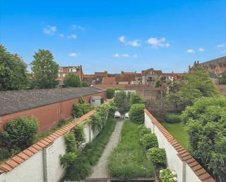 Ben je op zoek naar een gezellige thuis in het prachtige Brugge? Deze charmante woning beschikt over twee comfortabele slaapkamers, een handige eigen garage en een fijne tuin om heerlijk in te ontspannen. Ideaal gelegen en perfect voor wie comfort en rust zoekt.Indeling:Glvl.: inkom (14 m²) met apart toilet - garage (47 m²) - terras met zonnige tuin (92 m²)1°V.: woonkamer (40 m²) - keuken (10 m²) voorzien van keramische kookplaat, combi-oven, frigo, diepvries en vaatwasser - veranda (7 m²)2°V.: badkamer (7 m²) voorzien van douche, toilet en dubbele lavabo - 2 ruime slaapkamers (24 m² - 14 m²) - dressing/kinderkamerAlgemeen: - Huurprijs: € 1.400,00/maand - Beschikbaar vanaf: 01/07/2026- Nieuw dak en isolatie De snelste manier om een bezoek te brengen aan dit pand? Vraag je bezoek aan via de roze knop op onze website (www.dewaele.com) en je wordt gecontacteerd door onze verhuurexpert Broes.Telefonisch kunnen er geen afspraken gemaakt worden. Bij andere vragen kun je ons telefonisch contacteren via 050 444 999.