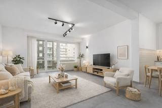 <p>Prachtig vernieuwd appartement met een uitstekende ligging in het hartje van Koksijde-Bad en vlakbij zee.</p>
<p>Inkomhal met toilet, ruime woonkamer, open keuken uitgerust met koelkast, elektrische kookplaten (Siemens), combinatieoven en voldoende kasten, twee slaapkamers waarvan één uitgevend op een terrasje, badkamer met douche en lavabomeubel. Privatieve kelder inbegrepen. Instapklaar!</p>