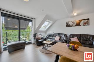 <br />In centrum van Lochristi vinden we dit mooi ruim appartement op de derde verdieping van Residentie Fleur. Dit appartement omvat op de derde verdieping een mooie leefruimte met zicht/toegang tot het zuid-gericht terras, een open keuken ingericht met alle toestellen en aansluitend een praktische berging, verder is er een apart gastentoilet, een eerste slaapkamer en eerste badkamer met ligbad, dubbel badkamermeubel en aansluiting wasmachine. Verder vinden we op de vierde verdieping nog 2 slaapkamers en de tweede badkamer met douche, badkamermeubel en extra toilet.<br /><br />Verder is bij het appartement nog een afgesloten buiten autostaanplaats inbegrepen.<br /><br />Dit appartement is momenteel verhuurd, maar kan vlot beschikbaar zijn bij akte.<br /><br />Voor bezoek en meer info, mail ons naar info@loimmo.be