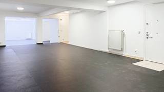 Ruime polyvalente kantoor-/opslagruimte van 185 m² met goederenlift in Schaarbeek<br /><br />Bent u op zoek naar een ruime en veelzijdige commerciële ruimte op een strategische locatie? Dan is deze kantoor-/opslagruimte van 185 m², gelegen aan de JF Navezstraat 93 in Schaarbeek, zeker een bezoek waard.<br /><br />De ruimte bevindt zich op verdieping -1 en is vlot bereikbaar dankzij zowel een personenlift als een goederenlift, waardoor ze bijzonder geschikt is voor uiteenlopende professionele activiteiten.<br /><br />Met haar open indeling biedt deze eigendom tal van mogelijkheden. Ze leent zich perfect als kantoorruimte, atelier, opslagplaats, fitness- of sportstudio, yoga- of danszaal, praktijkruimte of voor andere professionele of recreatieve activiteiten (onder voorbehoud van de geldende stedenbouwkundige voorschriften).<br /><br />Daarnaast beschikt de ruimte over een privatieve koer van 2 m², ideaal als kleine buitenruimte of voor extra verluchting.<br /><br />De ligging in Schaarbeek zorgt voor een uitstekende bereikbaarheid, met winkels, openbaar vervoer en belangrijke invalswegen in de onmiddellijke omgeving.<br /><br />Bent u op zoek naar een ruime commerciële ruimte met tal van gebruiksmogelijkheden op een gunstige locatie? Neem vandaag nog contact met ons op voor meer informatie of een bezichtiging.