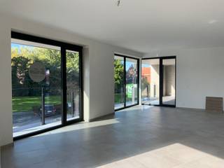 <p><span>Ruimte, licht en een uniek uitzicht in het hart van Vichte</span></p><p><span>Wonen op Vichteplaats, met het kasteel van Vichte als blikvanger? Dit instapklare appartement in een nieuwbouwresidentie combineert royale ruimtes, veel natuurlijke lichtinval en een bijzonder mooi uitzicht.</span></p><p><span>De grote raampartijen laten het daglicht volop binnenstromen in de bijzonder ruime living. De stijlvolle open keuken is een echte eyecatcher en maakt van de leefruimte een gezellige plek om te koken, te tafelen en gasten te ontvangen.</span></p><p><span>Met twee ruime balkons vindt u altijd een fijne plek om even buiten te genieten. Een koffie in de ochtend of een ontspannen moment na een drukke dag: het zicht op het kasteel, het plein en het omliggende groen maakt het extra aangenaam.</span></p><p><span>Verder beschikt het appartement over twee ruime slaapkamers en een moderne badkamer met inloopdouche en dubbel lavabomeubel. De ondergrondse garage en de praktische kelderberging maken het wooncomfort compleet.</span></p><p><span>Een heerlijke thuis voor wie ruim en comfortabel wil wonen op een centrale locatie in Vichte.</span></p><p><span><br /></span><span>Het appartement wordt vóór de eerste ingebruikname nog volledig geschilderd, zodat u uw intrek neemt in een fris en verzorgd interieur.</span><span> </span></p><p><span>Huurprijs: 1.100 per maand + 65 syndickosten.</span></p><p><span>Kom zelf de ruimte en het uitzicht ontdekken. Contacteer Immo Van Parijs voor een bezoek!</span></p>