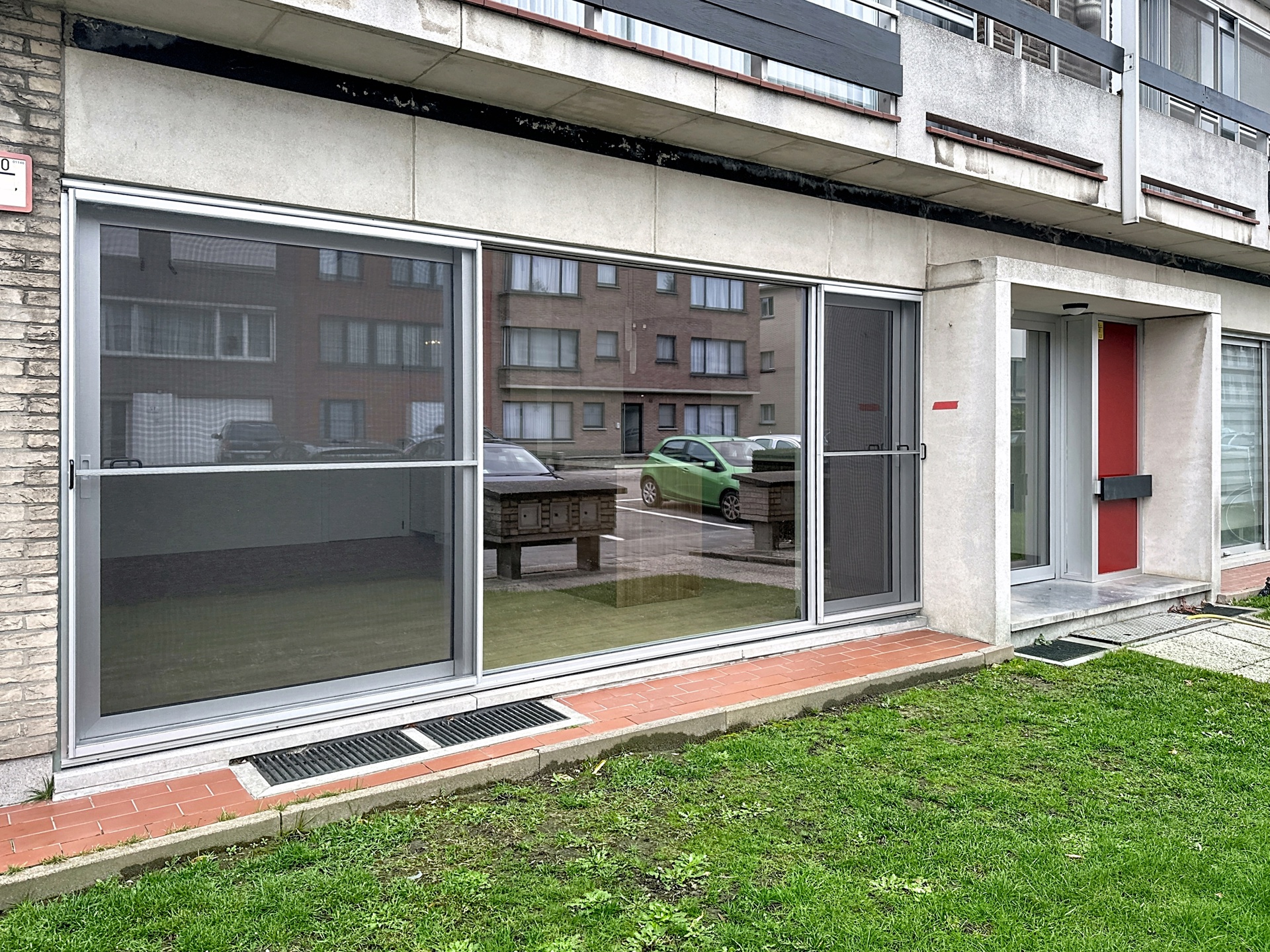 VOLLEDIG VERNIEUWD GELIJKVLOERS APPARTEMENT 3 SLPKS - foto 2