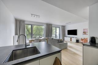 Discover this recent and move-in ready 1-bedroom apartment (EPC C), ideally located on the first floor with a beautiful view of the green VUB park. Nestled in a quiet and sought-after neighborhood in the heart of Ixelles, this property offers a perfect blend of comfort, tranquility, and accessibility. The apartment is currently rented out furnished, ensuring a stable and attractive return.Upon entering, you are immediately welcomed by the spacious and bright living room, finished with elegant parquet flooring. It opens onto a pleasant 7,5 m² terrace — the perfect spot to relax in peace. The open-plan kitchen is fully equipped with quality appliances, including a dishwasher, fridge, gas stove, and oven — ideal for cooking enthusiasts.The separate bedroom offers ample space and privacy and gives access to a private bathroom equipped with both a bathtub and a shower. A practical storage room with connections for a washer and dryer completes the property.Additional assets:- Ventilation system D- Energy-efficient (EPC C)- Cadastral income: €1,077An ideal opportunity for those looking for a quality investment or a first home in a green and central location.