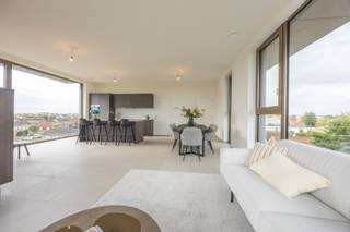 Dit appartement maakt deel uit van het nieuwbouwproject 'Residentie Vue' te Veurne.<br />Alle appartementen hebben een energiezuinig karakter met een E-peil van maximum 30. Ze beschikken onder andere over vloerverwarming, ventilatiesysteem D en worden verwarmd door middel van een geothermische warmtepomp. <br /><br />Het appartement bevindt zich op de tweede verdieping en werd op plan ingedeeld als volgt:<br />Inkom, toilet, berging, lichtrijke leefruimte, zuidwest gericht terras met zicht op de gemeenschappelijke binnentuin, open keuken, bergruimte, 1 slaapkamer met dressing en 1 badkamer. <br /><br />Mogelijkheid tot aankoop van autostaanplaats, afgesloten garage en/of kelderberging in het ondergronds complex. <br /><br />Appartement: 79,92 m²<br />Terras: 12,34 m²