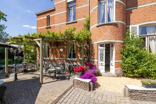 Dit statig herenhuis is gelegen langs de invalsweg tussen Lille en Poederlee, waar de combinatie van een bloeiende handelszaak en woning tot de...