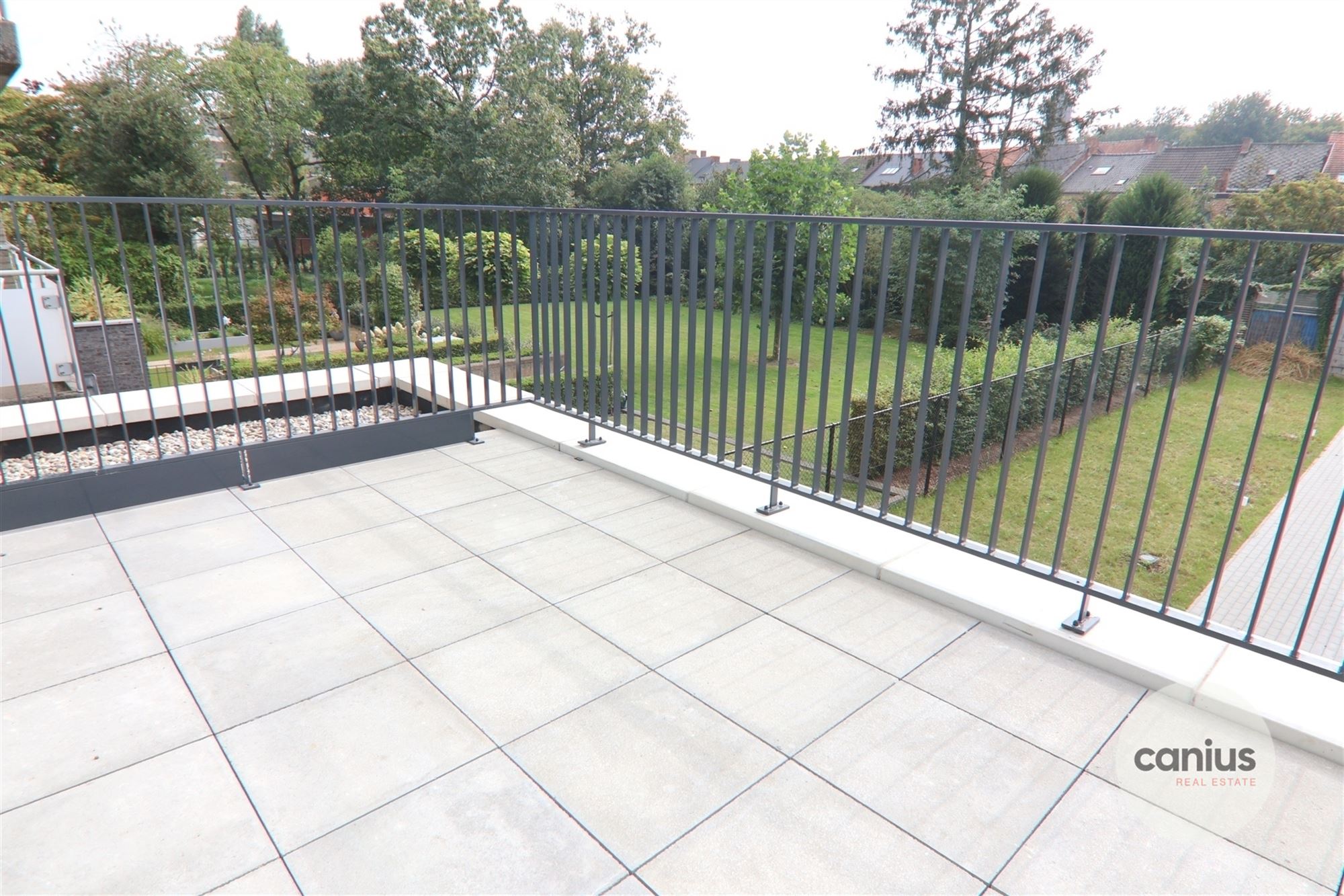 GESCHILDERD NIEUWBOUWAPP. IN HARTJE HASSELT MET 2 SLKS + TERRAS &amp; PARKING - foto 2