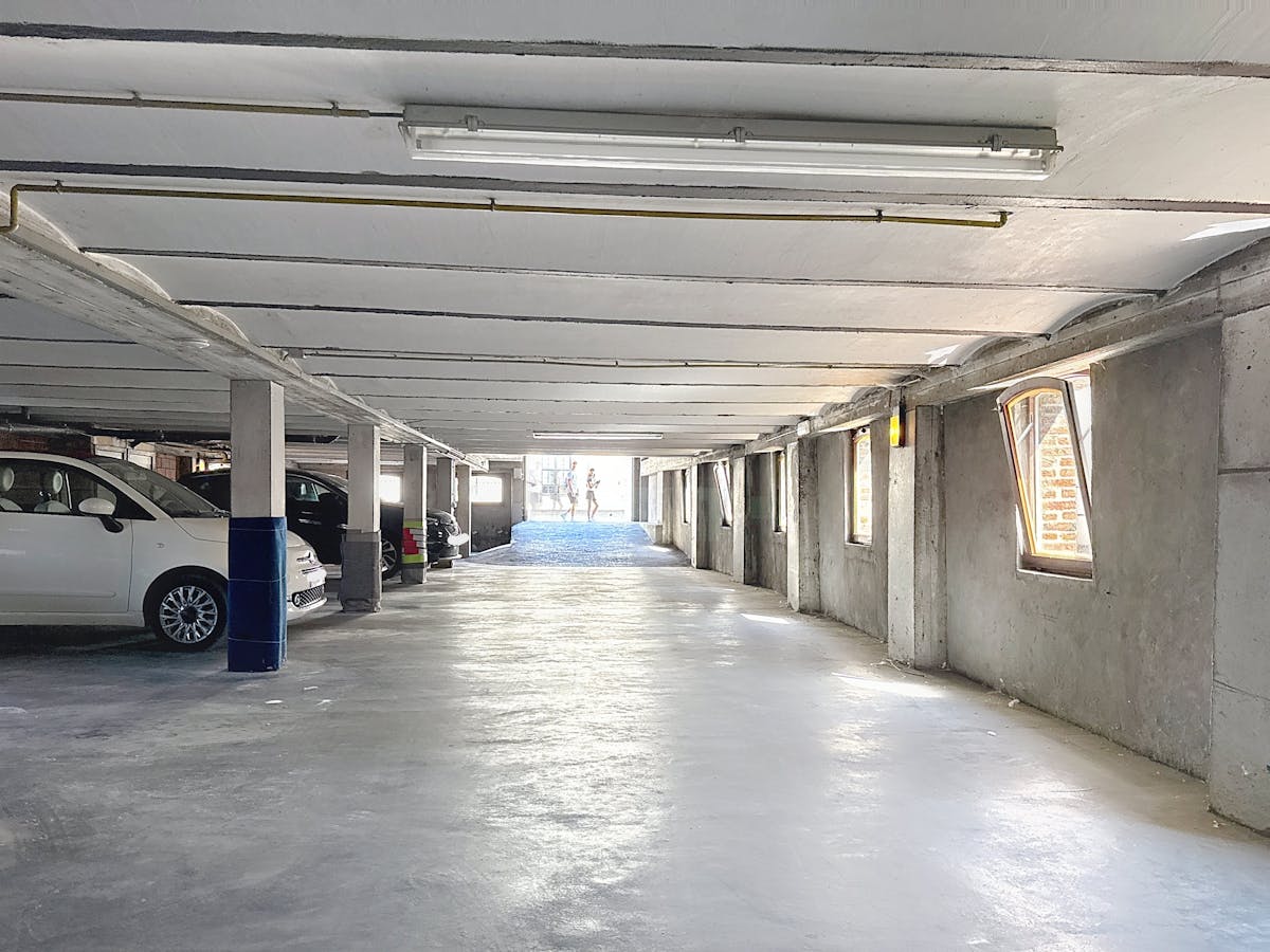 Parking space for sale in a prime location in the center of Bruges - photo 3