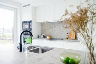 Lot 28: Ontdek deze energiezuinige open nieuwbouwwoning op een perceel van 326 m² in woonbuurt Dreef. De woning beschikt over 3 slaapkamers, een privatieve tuin en een carport, en combineert een doordachte indeling met hedendaags wooncomfort.<br /><br />Dankzij de afgewerkte zolderverdieping geniet je van een volwaardige 4de slaapkamer en een praktische berging, ideaal als extra slaap-, werk- of hobbyruimte. Duurzame technieken zoals een warmtepomp, vloerverwarming en zonnepanelen zorgen bovendien voor een aangenaam binnenklimaat en een laag energieverbruik.<br /><br />Gelegen in een groene en autoluwe woonbuurt aan de rand van Gent, met scholen, winkels en openbaar vervoer binnen handbereik.<br /><br />Meer info via www.matexi.be/dreef of bel naar 09 298 11 05.