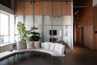 Achter een iconische architecturale gevel schuilt een exclusieve co-workingkantoorruimte, verdeeld over maar liefst drie niveaus. Een omgeving...