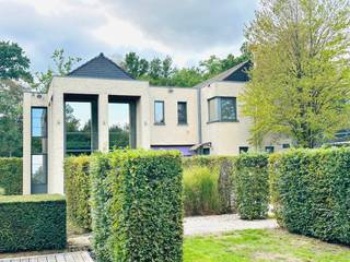 Exceptionele en zeer originele architectenwoning Te Bolderberg.<br /><br />Dit ruime vrijstaande huis bevindt zich op een perceel van +/- 12 are 50, is creatief opgedeeld en voorzien van alle modern comfort. Deze open bebouwing beschikt over drie slaapkamers, een dressingroom, een ingerichte keuken en badkamer, ruime living, aparte zitkamer, mooie wintertuin en een berging. <br /><br />Er is tevens een garage voorzien en ruime tuinberging.<br /><br />De aparte werkruimte en archiefruimte kan perfect dienen als home office.<br /><br />De tuin, tot slot, is fraai aangelegd en voorzien van terras en vijver.
