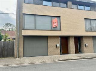 <p>Discover this light-filled ground floor apartment FOR RENT on a prime location in Oudenaarde.</p><p>With a large garage, comfortable living space and a pleasant piece of land on loan, you can enjoy the perfect combination of tranquility, nature and the proximity of the bustling city center.<br />This property enjoys on the ground floor an entrance hall, spacious garage and large storage room.<br />On the second floor you have a spacious, bright living room (fitted wardrobes!) followed by an open kitchen equipped with all comforts.<br />From the kitchen you can step out onto the terrace.<br />The house also includes a lower terrace with city garden + a piece of land next to the house on loan.<br />On the first floor you have a spacious double room and a second room. Furthermore, also the bathroom on this floor.</p><p>Curious about this property?<br />Request your visit via our website www.immodhondt.be </p>