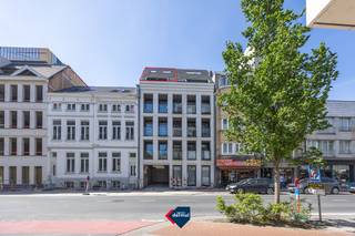 Discover this recent duplex apartment with 2 bedrooms, located on the fourth and fifth floors of Residence Permeke in Ostend. Thanks to its...