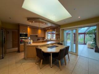 Deze lichtrijke villa is uitstekend gelegen op de verbindingsas tussen Deinze en Gent, met winkels, scholen en openbaar vervoer in de nabije omgeving. De eigendom biedt een unieke combinatie van ruim wonen en werken op één locatie, dankzij de ruime woning en de aangrenzende magazijnruimtes.<br /><br />De woning omvat op het gelijkvloers een inkomhal met apart toilet, een ruime leefruimte, een ingerichte keuken met aansluitende veranda en zicht op de tuin, een bijkeuken, berging/wasplaats en een bureauruimte. Daarnaast beschikt de woning over een zwembad met saunagedeelte.<br />Op de eerste verdieping bevinden zich 4 ruime slaapkamers, een zeer ruime badkamer met ligbad, douche, toilet en dubbele lavabo, evenals een extra berging. De volledig ingerichte zolderverdieping kan gebruikt worden als extra slaapkamer, hobbyruimte of polyvalente ruimte.<br />Verder beschikt de woning over een kelder, garage en voldoende parkeermogelijkheden voor de woning.<br /><br />Aansluitend zijn er ruime magazijnfaciliteiten met een totale oppervlakte van ca. 820 m², verdeeld over ruimtes van ca. 645 m² en 175 m². De magazijnen beschikken over een vrije hoogte van ca. 3 meter, een poort aan de voorzijde en twee poorten aan de achterzijde, waardoor een vlotte toegang en praktische logistieke werking mogelijk zijn. EPC: D<br /><br />Heeft u interesse in meer informatie of wilt u een afspraak inplannen? Aarzel dan niet om contact op te nemen met Henry Van Tornhout - KMO Vastgoed op het nummer +32 474 13 37 93 of stuur een e-mail naar henry@kmovastgoed.be.