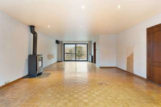 Welkom in deze ruime gezinswoning gelegen in Hofstade. Dit solide pandb (betonconstructie) biedt een totale woonoppervlakte van 274 m² op een grondstuk van 608 m², wat uitstekende mogelijkheden biedt voor gezinnen die ruimte zoeken.De woning beschikt over drie slaapkamers, waarvan twee zeer grote slaapkamers, eventueel nog op te splitsen. Het interieur kenmerkt zich door open, lichte ruimten met aangename proporties. De woonkamer is voorzien van grote ramen die veel natuurlijk licht binnenlaten en uitkijken op het omliggende groen. Een houten parketvloer voegt warmte en elegantie toe aan de leefruimte.De moderne keuken is functioneel ingericht met een schone, lichte uitstraling en donkere werkbladen, ideaal voor dagelijks gebruik. Hoewel momenteel één badkamer aanwezig is, biedt de ruimte mogelijkheden voor verdere aanpassingen en verbeteringen.Dit eigendom presenteert een solide basis met potentieel voor personalisering en modernisering. Ideaal voor wie zoekt naar meer wooncomfort en grondruimte in de buurt van Aalst.