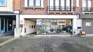 <p><span>Op een zeer commerciële locatie in Mortsel bieden we deze handelsruimte te huur aan.</span></p><p><span> </span></p><p><span>Het pand bestaat uit een grote ruimte vooraan, evenwaardige ruimte achteraan, die toegang geeft tot terras en tuin. Vanuit de winkel is de kelder te bereiken.</span></p><p><span>Aanpalend is er een keukenruimte met daarachter nog een extra berging en sanitaire ruimte.</span></p><p><span> </span></p><p><span>Beschikbaarheid: vanaf komende maand, plaatsbeschrijving: € 225,-</span></p><p><span>Huidig EPC label: F</span></p><p><span>Voor meer info of een bezoek er plaatste bel 03/449.42.41 of surf naar <span>www.habicom.be</span></span></p><p><span> </span></p><p><span>Meer info over Mortsel? Bezoek <span>www.woneninmortsel.be</span></span><span> . </span></p><p><span> </span></p><p><span> </span></p><p><span> </span></p><p><span> </span></p><p><span> </span></p>