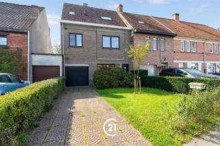 <p>Bent u op zoek naar een instapklare woning met 3 slaapkamers, een ruime tuin, een oprit en een garage in Wondelgem? Dan hebben wij precies wat u zoekt!</p><p>De woning is gelegen in de Molenstraat in Wondelgem, een aangename woonomgeving met een vlotte verbinding naar het centrum van Gent. In de nabije omgeving vindt u diverse winkels, supermarkten, scholen en horecazaken, evenals alle nodige voorzieningen voor het dagelijkse leven. Ook het openbaar vervoer is vlot bereikbaar, met tramverbindingen richting het centrum van Gent. Dankzij de nabijheid van de R4 bereikt u bovendien gemakkelijk de belangrijkste invalswegen en omliggende gemeenten. Zo combineert deze ligging het comfort van wonen in een aangename buurt met een vlotte bereikbaarheid en de nabijheid van het bruisende stadsleven.</p><p>Indeling:<br />Gelijkvloers:<br />Bij binnenkomst komt u terecht in de inkomhal, die toegang biedt tot de lichtrijke leefruimte. Vanuit de leefruimte bereikt u zowel de veranda als de keuken. Aansluitend op de keuken bevindt zich het gastentoilet. De veranda biedt een mooi zicht op de ruime tuin en geeft toegang tot de garage. In de tuin vindt u bovendien verschillende bijgebouwen, waaronder bergruimtes en een gezellige bar.<br />1ste verdieping:<br />Via de trap in de leefruimte bereikt u de nachthal, die toegang biedt tot twee slaapkamers. Eén van deze slaapkamers beschikt over een ensuite badkamer.<br />2de verdieping:<br />Op de tweede verdieping bevindt zich een ruime hal die perfect kan worden ingericht als bureauruimte. Van hieruit bereikt u de derde slaapkamer en een tweede badkamer.</p><p>Extra troeven<br />De woning is volledig instapklaar en ook de bovenste verdiepingen werden gerenoveerd. Met drie slaapkamers, twee badkamers, een ruime tuin, een oprit en een garage biedt deze woning heel wat comfort en praktische mogelijkheden.</p><p>Interesse? Contacteer ons gerust voor meer informatie of om een bezoek in te plannen.</p>