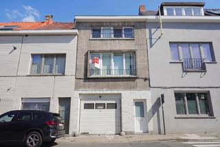 <p><span>GENT - Ottergemsesteenweg 30: Op zoek naar een</span><span> centraal gelegen rijwoning met garagebox </span><span>te huur</span><span> in Gent? Dan is dit pand mogelijk iets voor u.</span></p><p><span> </span></p><p><span>De troeven in een notendop:</span></p><ul><li><span>Tal van faciliteiten in de buurt zoals winkels, sportclubs, etc. </span></li><li><span>Goed bereikbaar met het openbaar vervoer en met vlotte toegang tot invalswegen</span></li><li><span>Inclusief garagebox</span><span><br /><br /></span></li></ul><p><span>Zo ziet het gelijkvloers eruit:</span><span> </span></p><p><span>Inkomhal, badkamer, berging onder de trap.</span></p><p><span> </span></p><p><span>Zo ziet de eerste verdieping eruit:</span></p><p><span>Lichtrijke leefruimte, keuken, afzonderlijk toilet, veranda (via de veranda kan u met een buitentrap naar de garagebox).</span></p><p><span> </span></p><p><span>Zo ziet de tweede verdieping eruit:</span></p><p><span>2 ruime slaapkamers.</span></p><p><span><br />Huurprijs: € 1050 + EGW naar eigen verbruik.</span></p><p><span>B</span><span>eschikbaar vanaf heden. Domicilie verplicht.</span></p><p><span> </span></p><p><span>Contacteer Axel Lenaerts makelaars voor een bezoek via onze website.</span></p><p><span> </span></p>