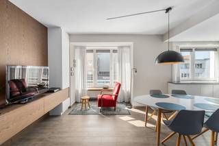 <p>Appartement in hartje Koksijde-Bad, op wandelafstand van de zee en de zeedijk.</p>

<p> </p>

<p>Dit prachtig gerenoveerd appartement combineert een centrale ligging met comfortabel wonen aan de kust. Gelegen op amper 300 meter van de zeedijk geniet u hier van de nabijheid van winkels, horeca, openbaar vervoer en het strand. De lichtrijke leefruimte en praktische indeling zorgen voor een aangename woonervaring, zowel als vaste woonst, tweede verblijf of investering. Dankzij de renovatie en het gunstige EPC-label B is dit appartement bovendien instapklaar. Een ideale opportuniteit voor wie een appartement in Koksijde wil kopen dicht bij zee.</p>

<p> </p>

<p>• Inkomhal met vlotte toegang tot de verschillende ruimtes<br />• Gezellige living met aangename lichtinval<br />• Eetkamer aansluitend op de leefruimte<br />• Functionele keuken met praktische indeling<br />• Badkamer voorzien van alle nodige comfort<br />• Apart toilet<br />• 2 volwaardige slaapkamers</p>

<p> </p>

<p>• Prachtig gerenoveerd en instapklaar<br />• Gelegen in hartje Koksijde-Bad<br />• Slechts 300 meter van de zeedijk en het strand</p>

<p> </p>

<p>Neem vandaag nog contact op met je ERA-makelaar voor een bezoek.</p>

<p> </p>

<p>JOUW DROOMAPPARTEMENT. ZO GEVONDEN!</p>
