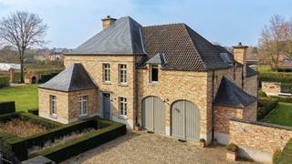 Zeer rustig gelegen stijlvolle luxe villa op 36 are met  mooie aangelegde tuin en bijgebouw met overdekt terras. Gelegen aansluitend op uitgestrekt beschermd natuur- en wandelgebied. West georiënteerd. <br />Omvat: ruime kelder (82 m2 ) met wijnkelder, opslag en hobby of werkplaats - inkomhal met vestiaire en wc, living 41m² met haard en parket, volledig ingerichte keuken met eethoek 23m², koele berging, wasplaats, dubbele garage, bureel 24m², 4 slaapkamers met parket, 2 bad-of douchekamers, 2 dressings. 2 slaapkamers vormen thans ruime studio, geschikt voor inwoon van extra familielid of dienstpersoneel.<br />Stijlvolle luxe afwerking. Zeer goede staat en instapklaar. Bouwjaar 2006. CV met mazout. Epc: 137 kWh/m² jaar - energielabel B - UC:3832672-RES-1.  Ki 3.057 euro. <br />Voorzien van zonnepanelen (5.740 Wpiek) en thuisbatterij van 12kWh.<br />Totale vloeropp: villa 400m² + 28m² bijgebouw + kelders + bergzolder.<br />    Prachtige tuin, omhaagd voor privacy, en tuinhuis plus aparte ruimte voor tuinbenodigdheden.<br />Aansluitend bij de terrassen, een met strodak overkapte ruimte, ideaal voor BBQ of zomerse buitenmaaltijden<br />Stedenbouw info in aanvraag (woongebied - zijtuin in agrarisch gebied).<br /> 