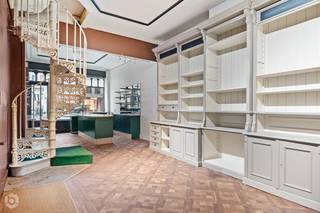 Op een uitstekende locatie, op de Ijzerenleen pal in het centrum van Mechelen, bevindt zich dit karaktervol handelspand. U geniet van een schitterende visibiliteit en een optimale bereikbaarheid in het centrum.<br /><br />Het gelijkvloers omvat een ruime handelsruimte die tal van mogelijkheden biedt en geschikt is voor uiteenlopende commerciële activiteiten. Achteraan bevindt zich een praktische opbergruimte of werkplaats, waar eventueel ook een keuken kan worden ingericht. Daarnaast is er op het gelijkvloers een apart toilet aanwezig.<br /><br />De eerste verdieping beidt nog tal van mogelijkheden voor uitbreiding van de handelsruimte of als woonst. U zou hier een woonkamer kunnen inrichten en een eetkamer met plaats voor een eventuele keuken, evenals een afzonderlijk toilet achteraan. Op de tweede verdieping kunt u twee aparte slaapkamers voorzien. U beschikt op de derde verdieping over een badkamer en een derde slaapkamer.<br /><br />De plannen van het pand zijn terug te vinden bij de bijgevoegde bestanden.<br /><br />Dit is een uitstekende opportuniteit als u op zoek bent naar een zeer interessant handelspand op een toplocatie in Mechelen. Contacteer ons voor meer informatie op 0472/22 12 41 of neem een kijkje op www.boonstravastgoed.be. <br /><br />Bijzonderheden:<br />- Uitstekende locatie<br />- Schitterende visibiliteit<br />- Verschillende mogelijkheden
