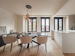 <p><span>Hoogwaardig gerenoveerd 2-slaapkamerappartement in de Buizegemwijk</span></p><p><span> </span></p><p><span>OMGEVING</span></p><p><span>Welkom in de populaire Buizegemwijk. Dit aangenaam en knus appartement is gelegen op de eerste verdieping van een volledig gerenoveerd gebouw.</span></p><p><span>De ligging is ideaal, met het centrum op wandelafstand, waar je 's ochtends kan genieten van een koffie en 's avonds uit eten kan. Verder zijn hier nog tal van winkels in de omgeving en zijn de belangrijke invalswegen (A12 &amp; E19) op een boogscheut! Voor de sportliefhebbers is het sportcentrum 'De Belgica' om de hoek. De kids kunnen zich volledig uitleven in de speeltuin van de 'Romeinse Put'.</span></p><p><span> </span></p><p><span>INDELING</span></p><p><span>Welkom in dit stijlvol appartement, de inkomhal op parket zet meteen de juiste, warme toon.</span></p><p><span>De leefruimte baadt in het licht en loopt naadloos over in de open keuken, de plek waar wonen en genieten samenkomen. Het keukeneiland is hier de eyecatcher en perfect voor een aperitiefje of een gezellige kookavond. Ze is uitgerust met een inductievuur, koelkast met apart vriesvak, oven microgolf en afwasmachine. </span></p><p><span>Met 2 volwaardige slaapkamers is er ruimte genoeg, of je nu een extra kamer, bureau of dressing wil. Beide kamers zijn voorzien van rolluiken. Achteraan vind je een leuk terras waar je in alle rust kan genieten van een koffietje in de ochtendzon. </span></p><p><span>De badkamer combineert stijl en comfort met een inloopdouche en ligbad. Verder is er nog een apart toilet, handige wasberging en privatieve kelder.</span></p><p><span> </span></p><p><span>Gemeenschappelijke kosten: €145</span></p><p><span> </span></p><p><span>BIJOZNDERHEDEN</span></p><p><span>- terras</span></p><p><span>- kelderberging</span></p><p><span>- eigen ketel (privatieve verwarming)</span></p><p><span>- elektriciteit conform</span></p><p><span> </span></p>