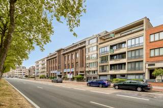 <strong>Energiezuinig 2-slaapkamer appartement te Pulhof van ca. 93m² m</strong><span><strong>et 2 terrassen.</strong><br /></span><strong><br />Indeling:</strong><br /><span>Vooraan, de <strong>ruime leefruimte</strong> met <strong>groen zicht </strong>over de steenweg. Naast de leefruimte, de keuken met toegang tot het <strong>voorste terras</strong> vooraan. <br />Via de inkomhal heeft men toegang tot alle andere ruimtes van het appartement. Centraal, een gastentoilet en een badkamer voorzien van een douche en een badkamermeubel met een wastafel. <br />Achteraan, <strong>twee ruime slaapkamers</strong> waarvan één met toegang tot het <strong>terras achteraan</strong>. </span><strong><br /></strong><br /><span><strong>Bijzonderheden:</strong><br /><b>EPC </b>label <strong>B</strong>;<br />Inbegrepen in de maandelijkse kosten: <em>Beheer; blokpolis; verbruik/onderhoud van de algemene delen (incl. lift) + privé verbruik verwarming en water;<br /></em>Ideaal als investering, was<strong> verhuurd</strong> aan <strong>900€/maand + kosten.</strong></span><br /><br /><strong>Ligging:<br /></strong><span>Ideaal gelegen met </span><strong>alle faciliteiten om de hoek!</strong><span> Op een boogscheut verwijderd van g</span><span>rote invalswegen en op wandelafstand van talrijke winkels, scholen, parken, ziekenhuizen, openbaar vervoer en sportaangelegenheden.</span>