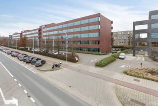 <p><strong>ALGEMEEN</strong></p>
<p>Moderne kantoorruimte van ca. 1.178 m² op de tweede verdieping van The Sage in Berchem, in de onmiddellijke omgeving van station Antwerpen-Berchem. Zowel de kantoorruimten als de gemeenschappelijke delen werden recent volledig vernieuwd, met hoogwaardige materialen en een up-to-date afwerking. De licht open ruimtes bieden tal van mogelijkheden voor bedrijven die een flexibele en professionele werkomgeving wensen.</p>
<p>The Sage is een kantorendomein in campusstijl, met een tijdloze, klassieke architectuur, op een totale oppervlakte van meer dan 38.000 m². Het project is voorzien van alle hedendaagse technieken en alle aandacht ging uit naar het behoud van een groene, rustige en werkvriendelijke omgeving.</p>
<p>Binnen het gebouw kan u gebruikmaken van tal van handige faciliteiten: een volledig vernieuwd restaurant, een meeting center, fitness, douches en een strijkdienst. Verder zijn er charging stations voor e-bikes en elektrische wagens, alsook parkeermogelijkheden op het domein.</p>
<p>De ligging is uitzonderlijk goed bereikbaar: op wandelafstand van station Antwerpen-Berchem, met directe toegang tot de Antwerpse ring.</p>
<p><strong>KENMERKEN</strong></p>
<ul>
<li>Kantoorruimte van ca. 1.178 m²</li>
<li>Tweede verdieping</li>
<li>Afgewerkt met hoogwaardige materialen</li>
<li>Open indeling / flexibele kantoorinrichting mogelijk</li>
<li>Gemeenschappelijke voorzieningen: restaurant, meeting center, fitness, douches, strijkdienst</li>
<li>Uitzonderlijke bereikbaarheid: station Antwerpen-Berchem op wandelafstand, ring en snelwegen, luchthaven Deurne, tram en bus</li>
<li>Parkeermogelijkheden beschikbaar</li>
<li>Groene, rustige en werkvriendelijke omgeving</li>
</ul>
<p><strong>FINANCIEEL</strong></p>
<p><span>Huurprijs kantoor: €150/m²/jaar</span><br /><span>Gemeenschappelijke kosten: +-€45/m²/jaar </span><br /><span>Onroerende voorheffing: +-€14/m²/jaar</span></p>
<p><span>Jaarlijkse huurprijs: €176.700/jaar</span><br /><span>Maandelijkse huurprijs: €14.725/maand</span></p>
<p><span>Huurprijs parkeerplaatsen: op aanvraag</span></p>