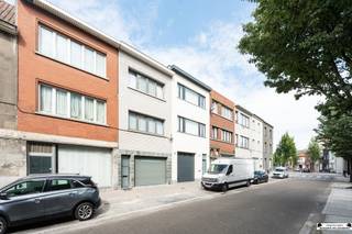 <p>Bent u benieuwd naar de binnenkant van deze ruime woning in het centrum van Merksem, vlakbij alle voorzieningen?<br />Plan dan snel uw bezichtiging in via miete@janssenenjanssen.be!</p><p>Indeling:<br />Via de inkomhal komt u terecht is de volwaardige garage met automatische poort. Aansluitend bevindt zich de ruime, recent vernieuwde leefruimte en prachtige keuken.<br />De keuken is voorzien van alle noodzakelijke toestellen. De badkamer werd ook smaakvol gerenoveerd en is voorzien van douche, wastafel en toilet. Via het schuifraam is het terras bereikbaar.</p><p>De eerste verdieping heeft een gezellige leefruimte, een tweede ingerichte keuken en een aparte eetplaat. Bovendien is hier ook een badkamer aanwezig voorzien van toilet, wastafel en douche. <br />De tweede verdieping is voorzien van de 3 ruime slaapkamers en de grote badkamer.</p><p>Bijzonderheden:<br />- Gerenoveerd<br />- EPC label B<br />- Centrale locatie<br />- Elektriciteitskeuring in aanvraag<br />- Asbestattest in aanvraag.</p>