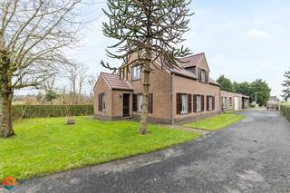 Op een uitstekende locatie te Putte bevindt zich deze instapklare landbouwerswoning met 3 slaapkamers en praktisch bijgebouw + serre op...