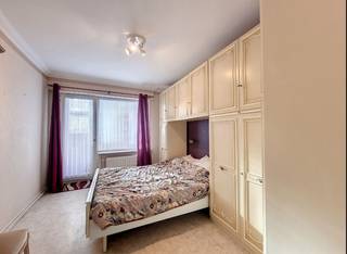 1-slaapkamerappartement gelegen in het rustige Raversijde (Oostende). De leefruimte geniet van aangename lichtinval en biedt een gezellige woonomgeving. De keuken is compact en functioneel, en de slaapkamer beschikt over ingebouwde kasten. Het appartement vraagt enige opfrissing, maar biedt mooie mogelijkheden om het naar eigen smaak in te richten. Ideaal als tweede verblijf of investering, op wandelafstand van zee, duinen en openbaar vervoer.
