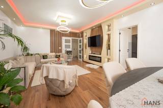 Bent u op zoek naar een stijlvol afgewerkt appartement waar u zonder zorgen uw intrek kan nemen? Dan is dit prachtige appartement op de derde verdieping aan de Graanstraat 3 precies wat u zoekt. In 2030 zal u op een wandelafstand zijn van een nieuw aangelegd park.<br />Via de ruime inkomhal bereikt u de lichtrijke woonkamer, die dankzij de grote raampartijen baadt in natuurlijk licht en voldoende plaats biedt voor een gezellige zithoek en eetruimte. Aansluitend bevindt zich de moderne, volledig ingerichte keuken met alle nodige toestellen.<br />Het appartement beschikt over twee volwaardige slaapkamers, waarvan de master bedroom toegang geeft tot een aangenaam terras waar u in alle rust van de buitenlucht kan genieten.<br />De badkamer werd smaakvol vernieuwd en is uitgerust met een ruime inloopdouche en modern badkamermeubel. Daarnaast is er een afzonderlijk gastentoilet en een praktische berging met aansluiting voor wasmachine en droogkast.<br />De warme parketvloer, stijlvolle verlichting en verzorgde afwerking zorgen voor een eigentijdse en huiselijke sfeer doorheen het volledige appartement.<br />Als absolute meerwaarde beschikt dit appartement over een ruime privatieve garage, ideaal voor uw wagen, fietsen en extra opslagruimte.<br />Kortom, een instapklaar appartement met alle comfort, gelegen op een gunstige locatie nabij winkels, openbaar vervoer, scholen en belangrijke invalswegen. Ideaal voor wie op zoek is naar comfortabel wonen met extra bergruimte en parkeergelegenheid.<br />Vaste kosten liggen werden aangevraagd.<br />De beschikbare documenten kan u terugvinden via de downloads op onze website.<br />Voor meer informatie kan u terecht op www.hansvastgoed.com of contact opnemen via info@hansvastgoed.com of +32 3 366 05 30.