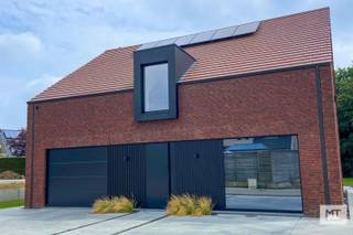 Rustig gelegen <strong>nieuw te bouwen villa</strong> in Wervik<br /><br />Op een rustige en groene locatie in Wervik bevindt zich dit prachtig gelegen perceel van 1.776 m², ideaal voor het bouwen van een villa naar eigen wens. Het perceel is discreet gelegen, afgezonderd van de straat, wat zorgt voor optimale privacy en rust.<br /><br />De woning kan volledig gebouwd en afgewerkt worden volgens jouw persoonlijke smaak. Ter inspiratie vind je bij de afbeeldingen een voorbeeld van een afgewerkte woning.<br /><br />Prijs voor de afgewerkte woning:
<ul>
<li>Prijs exclusief kosten: €583.000 (excl. kosten)</li>
<li>Totale kostprijs incl. notariskosten: €690.450</li>
</ul>
<br />Wens je een vrijblijvend bezoek of meer informatie?<br />Contacteer Eden op 0470 43 78 21 of mail info@minthus.be