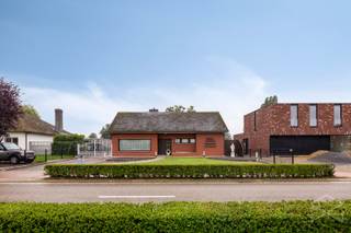 <br /><strong>Gezinswoning op perceel van 22a 92ca met 3 slaapkamers te koop in Klein-Vorst, Laakdal</strong><br /><br />Op de Geelsebaan, nabij het centrum van Klein-Vorst (Laakdal), vinden we deze leuke woning. De woning is gelegen op fietsafstand van het centrum met een supermarkt, warme bakker, horeca en openbaar vervoer. Omliggende gemeenten, zoals Tessenderlo-Ham en Meerhout, zijn vlot bereikbaar. De op- en afrit van de E313 bevindt zich op slechts 5 minuutjes rijden.<br /><br />Via de inkomhal (14,45m²) komen we de woning binnen. Deze is voorzien van een vestiairekast en geeft toegang tot het aparte toilet (1,39 m²).<br />De ruime woonkamer (38,68m²) geniet dankzij de grote raampartijen van veel natuurlijke lichtinval. De pelletkachel zorgt voor een gezellige sfeer. Aansluitend bevindt zich de eiken keuken (12,4 m²), uitgerust met een koelkast, oven en gasvuur.<br />De woning beschikt over drie slaapkamers (12,23 m², 13 m² en 15,35 m²). Alle slaapkamers zijn voorzien van rolluiken en een laminaatvloer. De badkamer (5,91 m²) is ingericht met een enkele lavabo, ligbad, douche en toilet.<br />Daarnaast is er een ruime wasberging (21,50 m²), die niet alleen plaats biedt voor de aansluiting van de wasmachine, maar ook extra bergruimte voorziet.<br /><br />De woning beschikt verder over een kelder van 22,79 m² en een ruime zolder van maar liefst 81 m².<br />Voor de wagen is er een ruime oprit en een garage van 21,90 m².<br /><br />A<span>chteraan de woning bevindt zich een grote, volledig omheinde tuin. Een absolute troef is het aanwezige werkhuis, dat ideaal is voor wie op zoek is naar een hobbyruimte of werkplaats.</span><br />Op het achterliggende perceel bestaat de mogelijkheid om dieren te houden, zoals ook op de foto’s te zien is.<br /><br />De woning wordt verwarmd via centrale verwarming op aardgas. Daarnaast zijn er 8 zonnepanelen van elk 405 Wp aanwezig.<br />De berekende energiescore bedraagt 339 kWh/m²/jaar, wat resulteert in een energielabel D.<br /><br />Spreekt deze leuke woning jullie aan? Contacteer ons via info@bosmanvastgoed.be voor meer info of een bezoek ter plaatse. Wij helpen je graag verder!<br />
